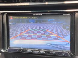 【バックカメラ】駐車時に後方がリアルタイム映像で確認できます。大型商業施設や立体駐車場での駐車時や、夜間のバック時に大活躍！運転スキルに関わらず、今や必須となった装備のひとつです！