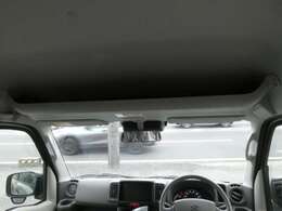 オーバーヘッドシェルフ搭載！A4ファイルや薄型のボックスティッシュも収納可能です♪