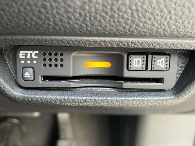 【ETC】有料道路を利用する際に料金所で停止することなく通過できる、ETC車載器（ノンストップ自動料金収受システム機器）が装備されています。セットアップを行うことで利用可能になります。