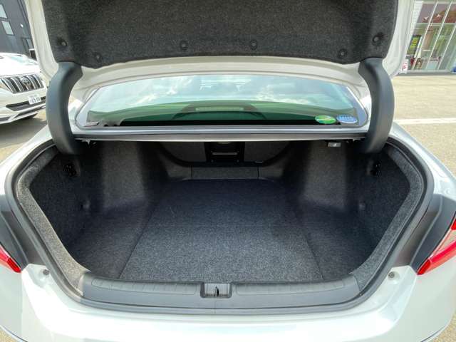 【トランク】積み込みやすくて、たっぷり積める荷室です。シートアレンジできるものは、乗車人数と荷物の量や大きさによってシートを動かすことができるので、より快適なドライブが可能です！