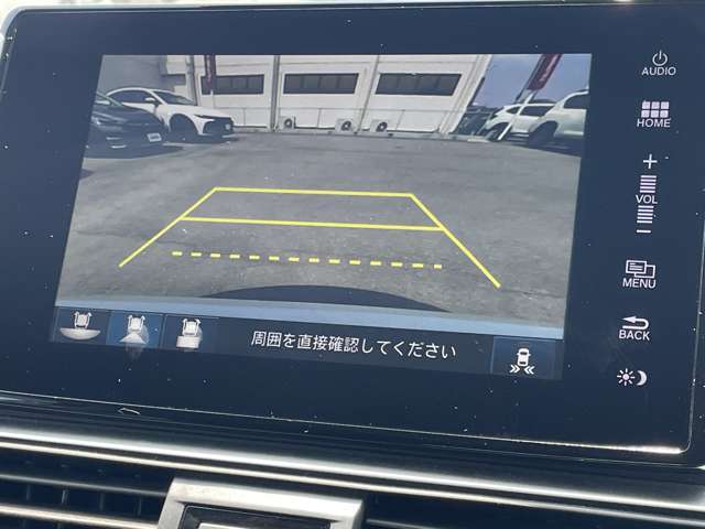 【バックモニター】後ろのカメラの映像をモニターに映し出すことができます！後方の見えない死角や、障害物との距離感をしっかり確認することができます！駐車が苦手な方におすすめです。