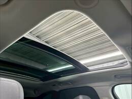 開放感あふれるドライブをお楽しみいただけるサンルーフを装備。天気の良い日にサンルーフを開けると気分が高まりますね！