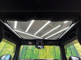 【ガラスルーフ】ガラスルーフ搭載で車内の解放感が一気にアップ！開放的なドライブをお楽しみいただけます。