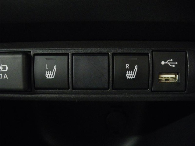 運転席・助手席シートヒーター装備☆　　座面と背もたれをすばやく温めるシートヒーターを内蔵。身体を直接温めることができます。　寒い時期には嬉しいアイテムですね♪