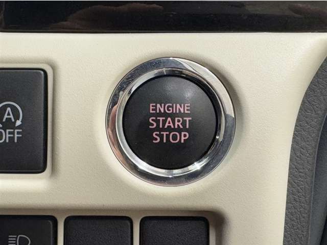 エンジンスタートボタンです。キーが車内にあれば、エンジンの始動・停止はブレーキを踏んでスイッチを押すだけ！キーを取り出す手間を省き、ワンプッシュでエンジンを操作するので簡単でスムーズです。