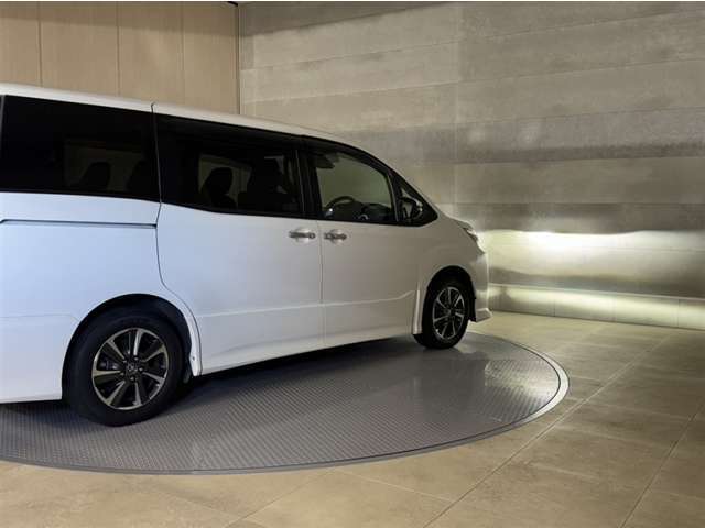 LEDヘッドランプです。十分な明るさを保ちつつも消費電力が少なく、バルブ寿命も長いのが特徴です。瞬時にMAXの光量を発揮するのもLEDならではです。