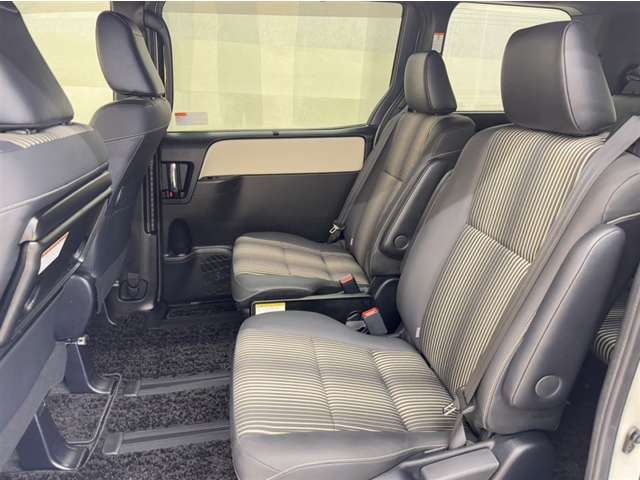 きれいにリフレッシュされており、疲れにくく座り心地のいい乗り降りもしやすいシートです。