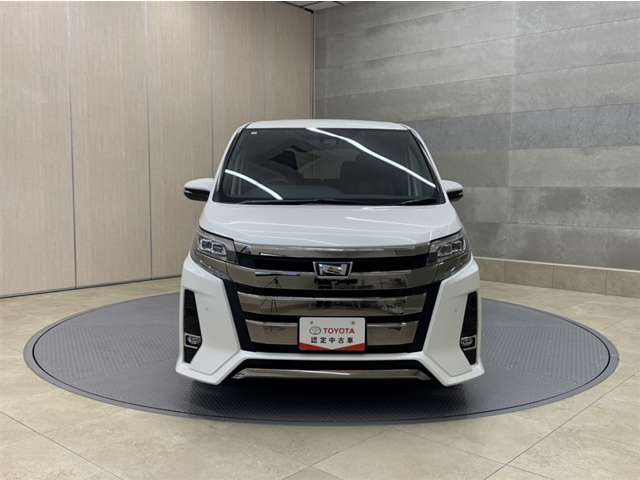 お車購入のポイントとなるフロントマスクです。上質で迫力あるデザインですね☆☆