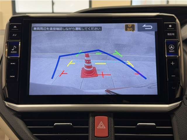 バックモニター付きです。車の後方に小型カメラが付いており、バックする際の後方の様子をモニター上に表示します。