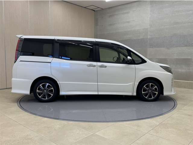 全車1年間の走行距離無制限のロングラン保証付きです。また、さらに安心をお求めの方には1年～2年の保証延長ができる「ロングランα保証」（有償）もお選びいただけます。