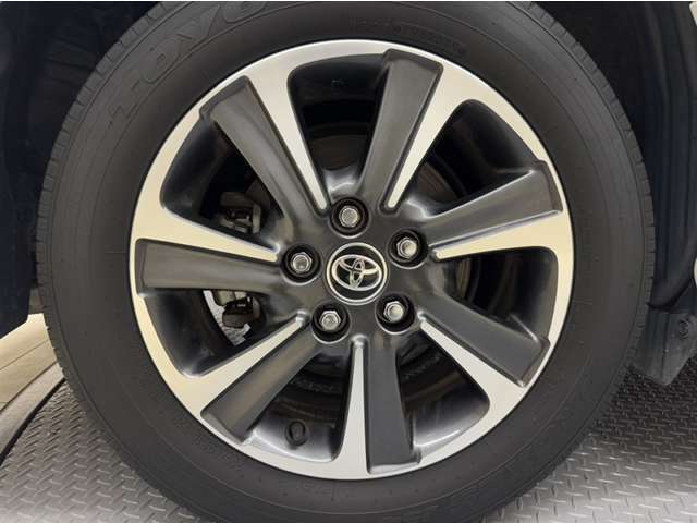 「トヨタ純正アルミホイール」を装着！純正なので車のデザインともマッチしています。高級感やスポーティーさを際立たせてくれます。