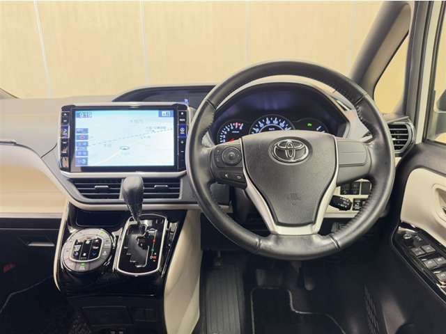 ノアならではの見晴らしのよい前方視界で、快適なドライブをお楽しみいただけます。