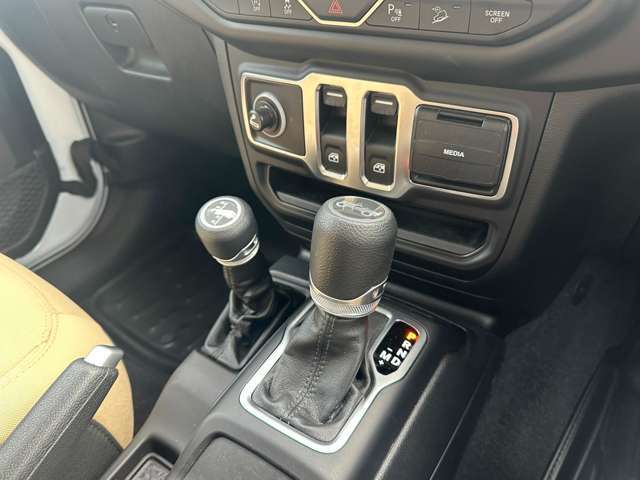 とても運転しやすい配置になっております♪スムーズに操作ができるレイアウト！