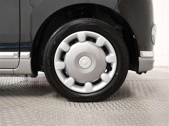 タイヤサイズは155/65R14です。