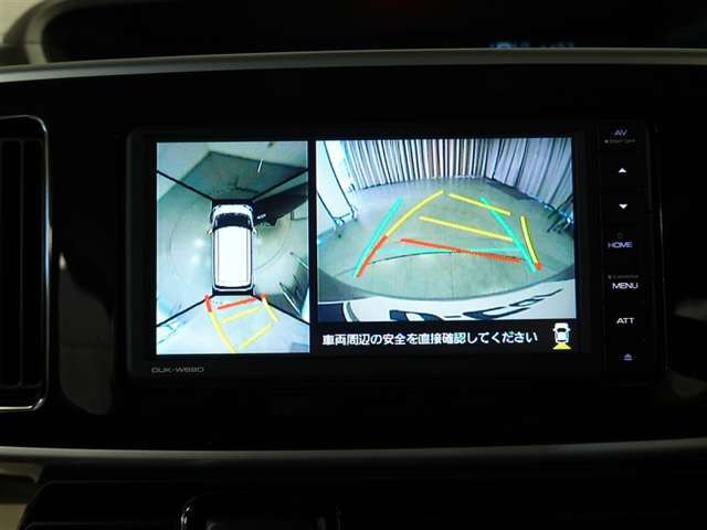 ステアリングと連動したガイド機能付きリヤモニターを装備しております。