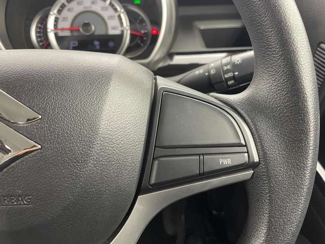 【ステアリング】軽い力で扱いやすいハンドルです。目立つ傷やスレなどなく綺麗な状態です！除菌プランいれていただくとさらに快適に！清潔なお車はお子様にも安心ですね！