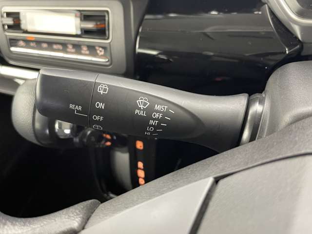 【ステアリング】軽い力で扱いやすいハンドルです。目立つ傷やスレなどなく綺麗な状態です！除菌プランいれていただくとさらに快適に！清潔なお車はお子様にも安心ですね！