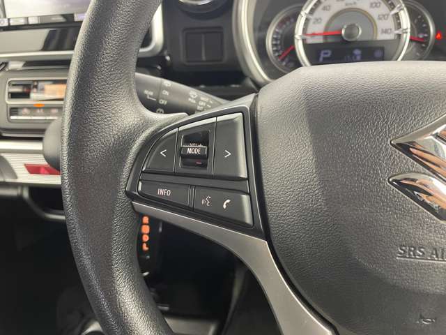 【ステアリング】軽い力で扱いやすいハンドルです。目立つ傷やスレなどなく綺麗な状態です！除菌プランいれていただくとさらに快適に！清潔なお車はお子様にも安心ですね！