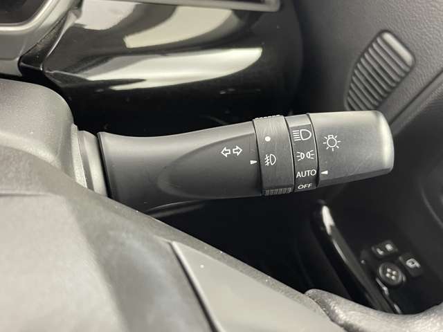 【ステアリング】軽い力で扱いやすいハンドルです。目立つ傷やスレなどなく綺麗な状態です！除菌プランいれていただくとさらに快適に！清潔なお車はお子様にも安心ですね！