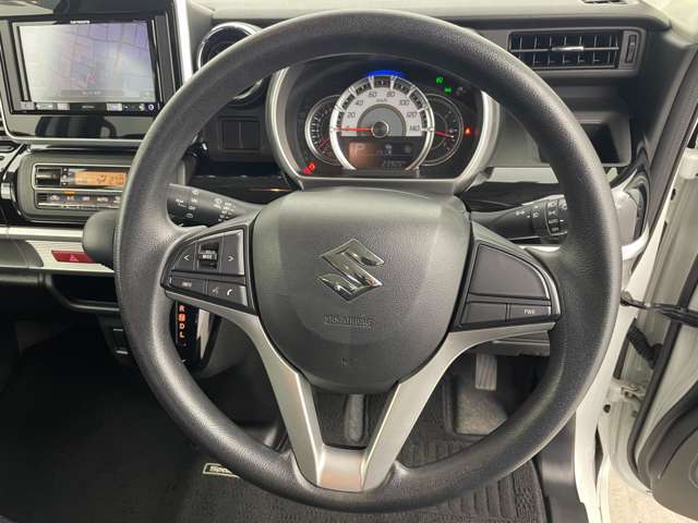 【ステアリング】軽い力で扱いやすいハンドルです。目立つ傷やスレなどなく綺麗な状態です！除菌プランいれていただくとさらに快適に！清潔なお車はお子様にも安心ですね！