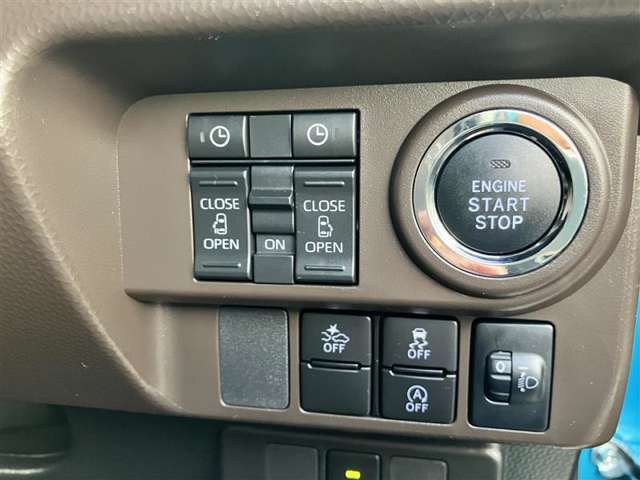 両側パワースライドドア付きだから、狭い駐車スペースなどでの 乗り降りラクラク！小さなお子さまのいるご家庭には嬉しい装備。
