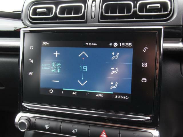 車内を快適な温度に保つオートエアコンを装備。