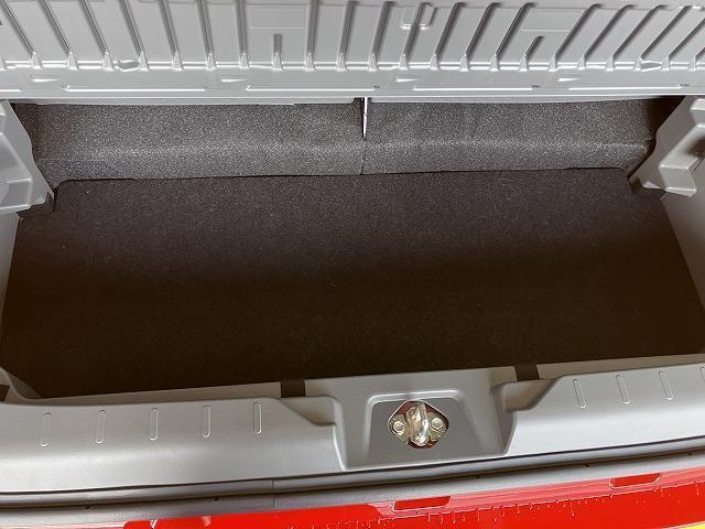 フレキシブルボードを開けることで高さのある荷物も載せることができます。