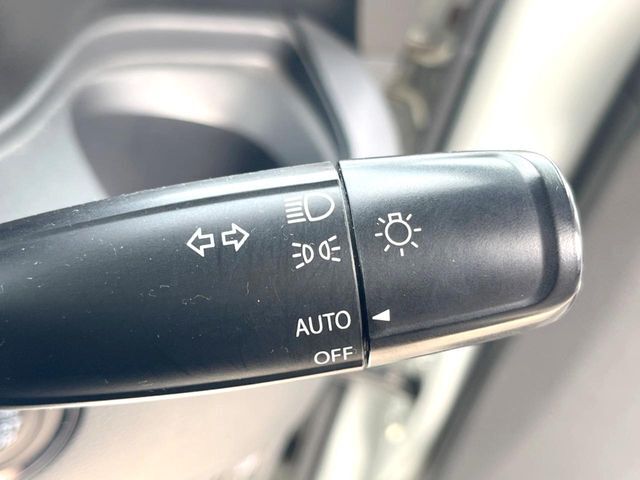 【オートライト】周りの明るさに応じて自動でヘッドライトの点灯・消灯ができる機能です！ライトの付け忘れ・消し忘れなどが無くなり、雨の日や夕方の走行も安心！トンネル通過時も便利ですね♪