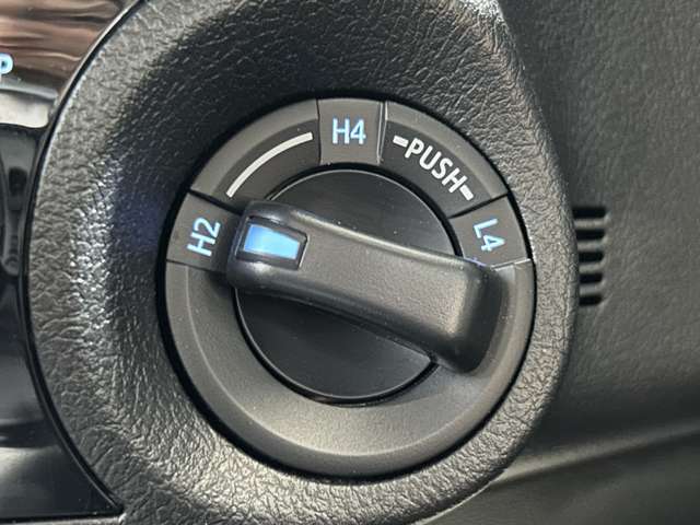 【4WD　MODE/スイッチ】必要に応じてそれぞれのモードに切り替えていきます！悪路や高速道路などパワーが必要なところは4WDで！！街乗りなどは2WDで！！用途によって切り替えられて便利です♪