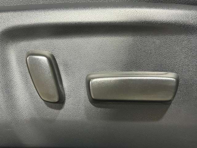 【電動パワーシート】最適なシートポジションを提供し快適にお過ごしいただけ、助手席は足元にお荷物を置いてもゆとりのある空間です。