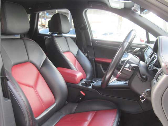 黒×赤革シートでスポーティな印象の内装♪パワーシート・シートヒーター完備で快適にお乗り頂けます♪