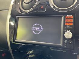 【純正ナビ】人気の純正ナビを装備しております。ナビの使いやすさはもちろん、オーディオ機能も充実！キャンプや旅行はもちろん、通勤や買い物など普段のドライブも楽しくなるはず♪