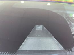 【エマージェンシーブレーキ】走行中に前方の車両等を認識し、衝突しそうな時は警報とブレーキで衝突回避と被害軽減をアシスト。より安全にドライブをお楽しみいただけます。