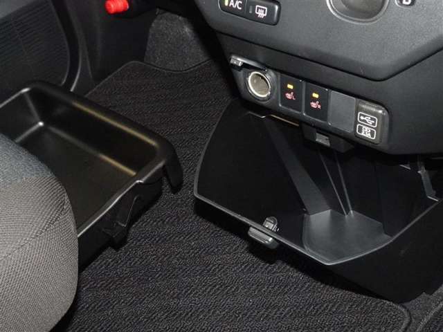 便利な収納ポケット、小物入れを各所に配置してます。シートヒーターも装備してます。