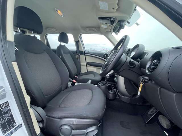 クロスオーバーはルーフが高めで車内が広いため、運転や乗り降りがしやすい人気のモデルです！