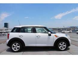 ホワイトボディにホワイトルーフ☆シンプルにお洒落に乗っていただけるかと思います