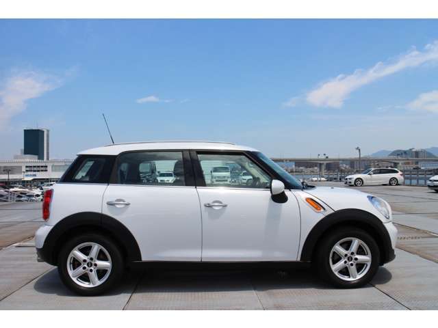 ホワイトボディにホワイトルーフ☆シンプルにお洒落に乗っていただけるかと思います