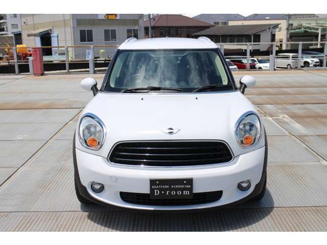 ！バッキンガムベースですが、ボンネット・ルーフストライプを剥がしホワイト1色のシンプルな仕様になっています！5人乗り！！