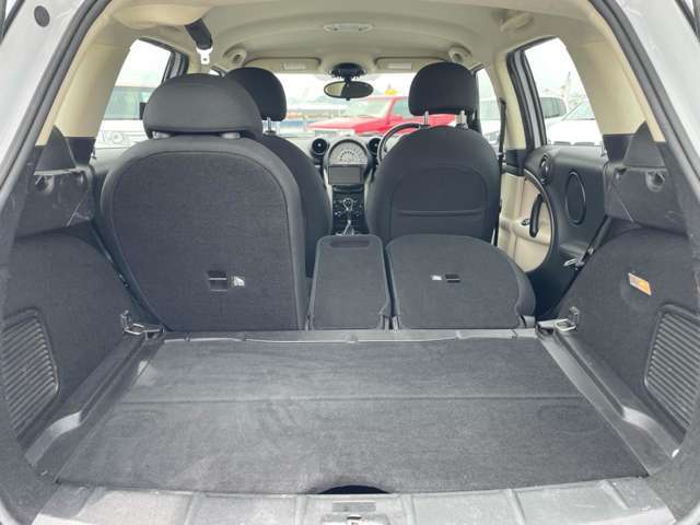 後席は3分割可倒式となっており、用途に合わせてシートアレンジ可能です☆