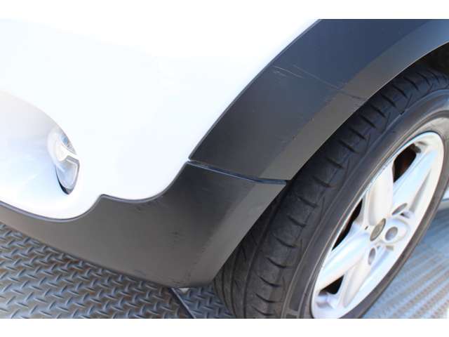 フロント左側アーチモールに目立つ表面擦り傷がございます。こちらは現状での販売となります。