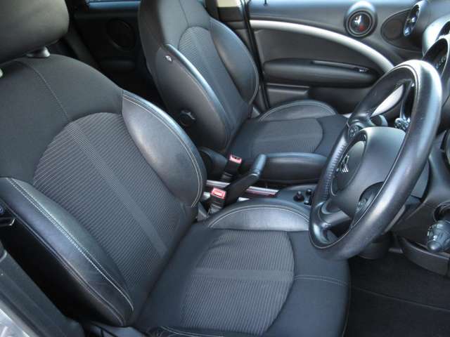 高級感と機能性を兼ね備えたハーフレザーシート☆運転席、助手席の状態もとても良好です！！