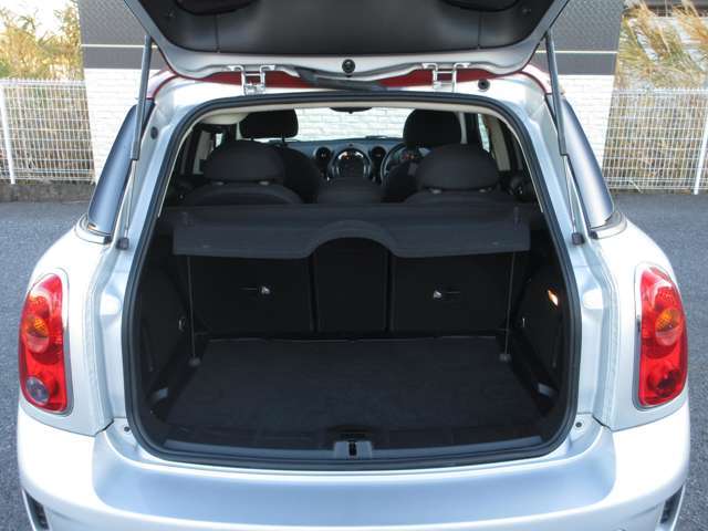 収納力もあるミニクロスオーバーの荷室☆便利なトノカバーもございます♪