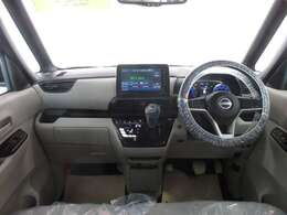 【内装】専任のスタッフが車内を隅々までクリーニング。清潔で綺麗なお車をお届けできるよう一層心掛けております。