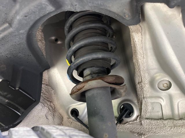 お車を安心してお乗りいただく為には、足回りの定期点検が欠かせません。サービスサポート（有償保証）では無料点検もご提供しており、安心のカーライフをお過ごしいただけるサポート体制が整っています。