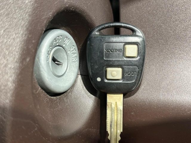 【キーレス】少し離れた場所からでもボタン一つでドアの開錠・施錠ができるのでとっても便利！ドアの鍵穴周りに傷をつけることもありません♪