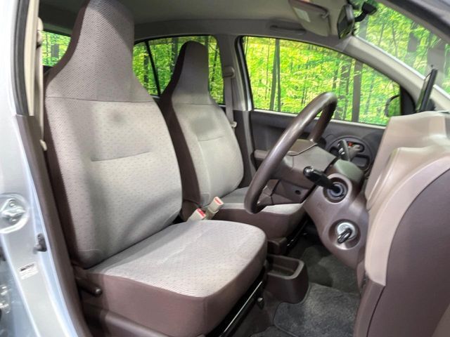 運転席まわりには十分なスペースがあり、大柄な方でもゆったり運転していただける環境です。
