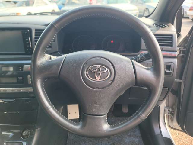 ステアリングも目立つ大きな擦れ等無くキレイです！！