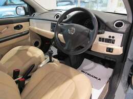 クラシックインパネ、クラシックドアトリム、クラシックセンターコンソール、本革シートを装備！アイボリーカラーに統一され高級感たっぷりです。