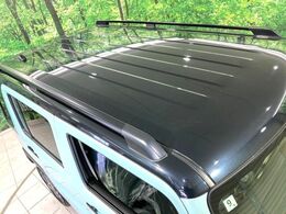 【ルーフレール】外観の魅力を引き立てるとともに、ウィンタースポーツや釣り、ロードバイク等で使う各種ギアを積むキャリア取り付けベースに！アクティブなカーライフを楽しむには必須の装備ですね！