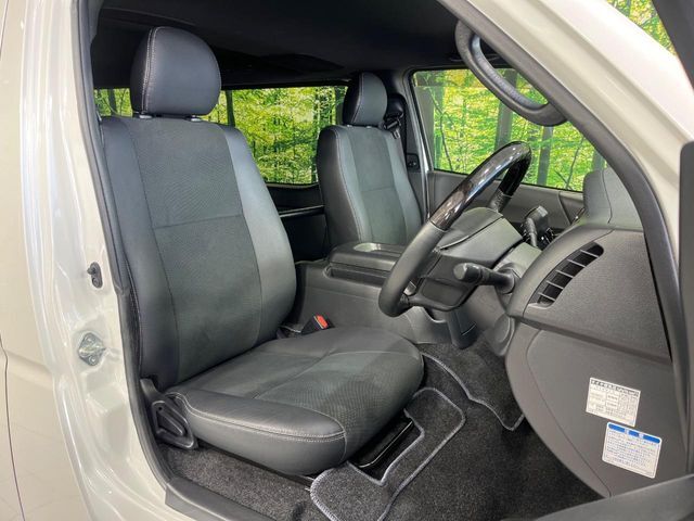 【ハーフレザーシート】高級感と座り心地を両立した人気のシート♪背面・座面のファブリック素材は、通気性の良さや滑りにくさに優れています。気温や服装に左右されず快適にお乗りいただけます。